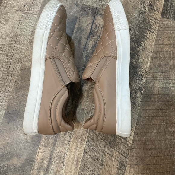 Steve Madden. Size 9.5 - Picture 2 of 4